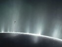 Rappresentazione artistica della sonda Cassini tra i pennacchi di Encelado (fonte: NASA/JPL-Caltech) (ANSA)