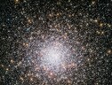 Un ammasso globulare ripreso da Hubble (fonte: ESA/Hubble& NASA) (ANSA)
