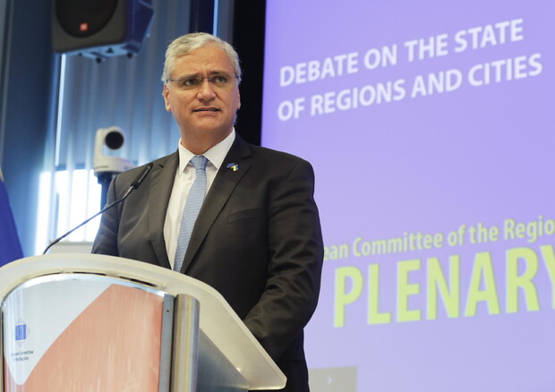 Il presidente del CdR Cordeiro sulla revisione del bilancio Ue: "Non danneggi la Coesione" © EPA