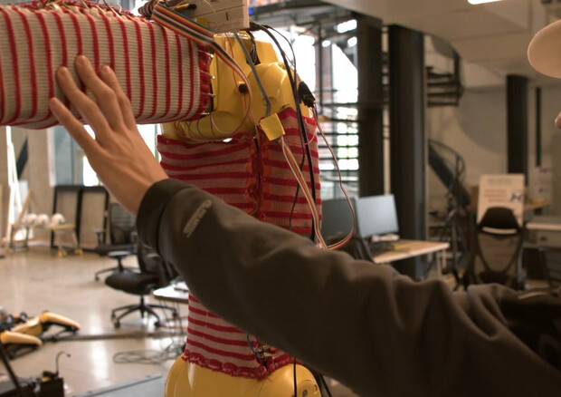  Quando viene utilizzato su un braccio robotico, RobotSweater consente alla spinta della mano di una persona di guidare il movimento del braccio (fonte: Carnegie Mellon University) (ANSA)