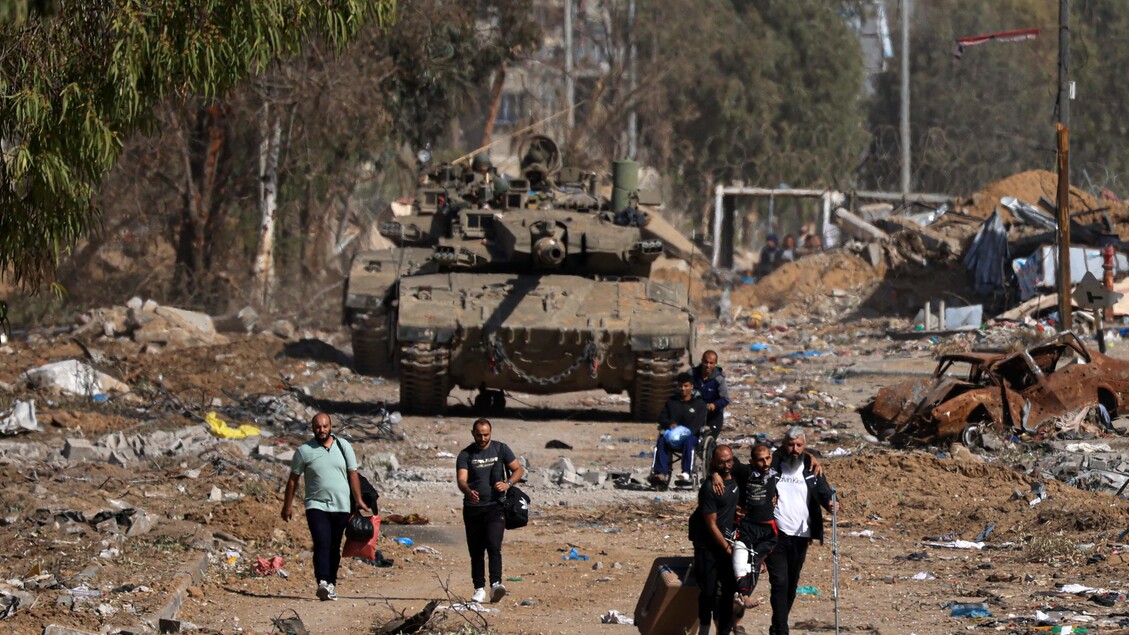 Palestinesi in fuga dal nord della Striscia di Gaza lungo l 'arteria Sallah-a-Din verso sud © ANSA/AFP