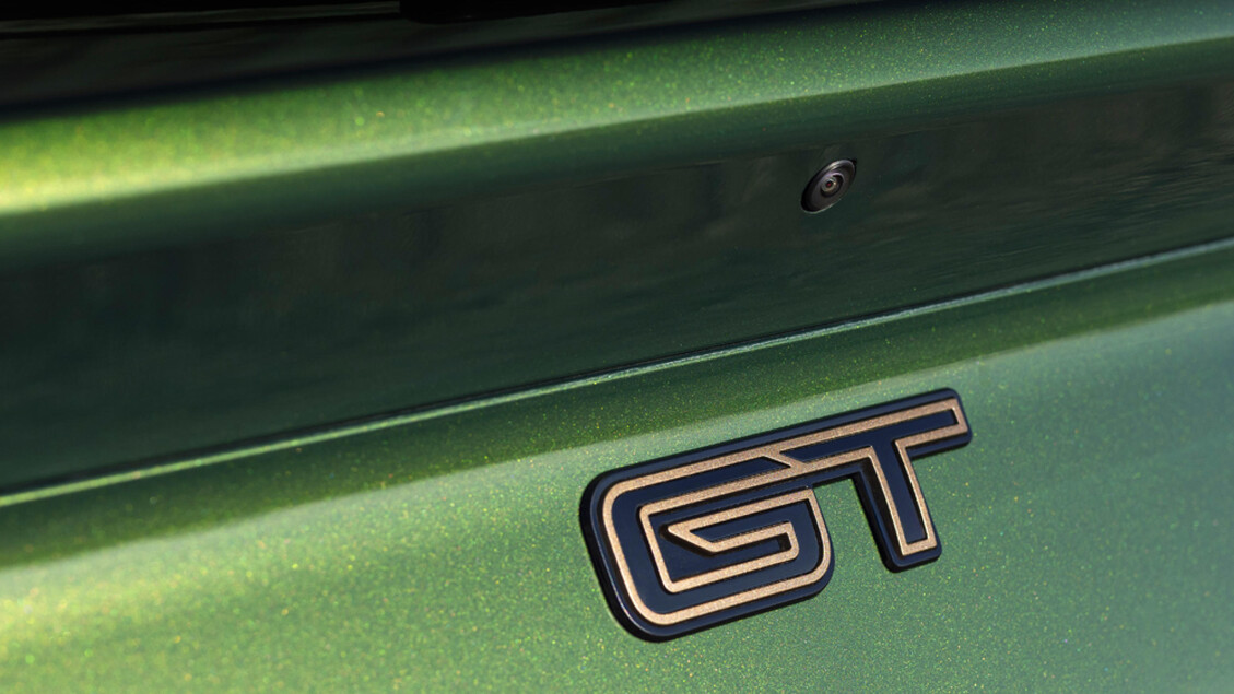 La tinta Eruption Green esalta le nuove finiture di Mach-E GT Bronze © ANSA/Ford