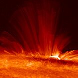Un'eruzione solare, fotografta dal satellite giapponese Hinode (fonte: Hinode JAXA/NASA/PPARC)