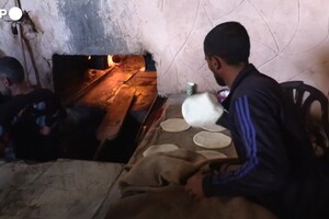 Rafah, i panettieri mettono i forni a disposizione dei bisognosi (ANSA)