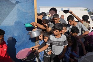 Guerra Medioriente - Rifugiati palestinesi attendono il pasto a Khan Yunis (ANSA)