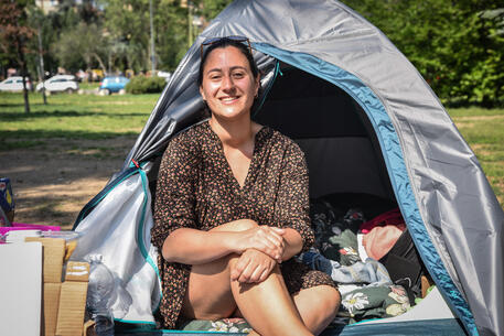 Ilaria Lamera, studentessa del Politecnico, ha protestato a Milano in tenda contro il caro affitti. La sua iniziativa ripresa in tutta Italia © ANSA