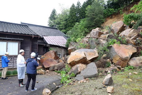 Una immagine d'archivio su uno dei terremoti più recenti in Giappone, a Suzu © EPA