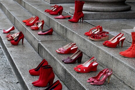 Scarpe rosse contro la violenza sulle donne su una scalinata