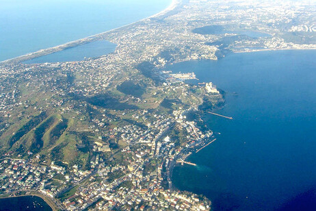 Veduta aerea della zona dei Campi Flegrei (fonte: Luigi Novi/Wikipedia)