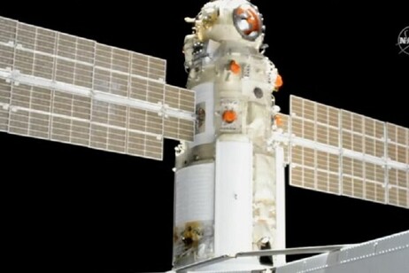 Il modulo-laboratorio russo Nauka agganciato alla Stazione Spaziale Internazionale (fonte: NASA TV)