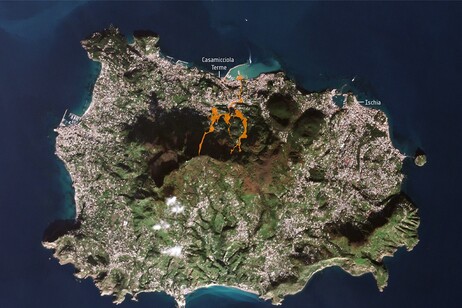 Le conseguenze della frana di Ischia del 2023 viste dallo spazio (fonte: Ue, Copernicus sentinel-2)