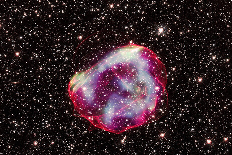 I resti dell'esplosione della supernova NR 0519-69.0 (SNR 0519) da una nana bianca (fonte: immagine ai raggi X, NASA/CXC/GSFC/B. J. Williams et al.; immagine ottica, NASA/ESA/STScI)