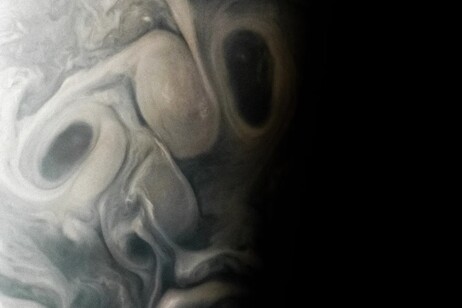 Le nubi disegnano un volto mostruoso su Giove (fonte: NASA/JPL-Caltech/SwRI/MSSS, Vladimir Tarasov © CC BY)