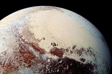 Plutone, con la Sputnik Planitia, nell'immagine scattata dalla sonda New Horizons (fonte: NASA)