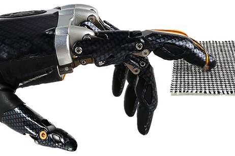 Il sensore di scorrimento sulla mano robotica permette di riconoscere 20 tipi di tessuto (fonte: Chuan Fei Guo)