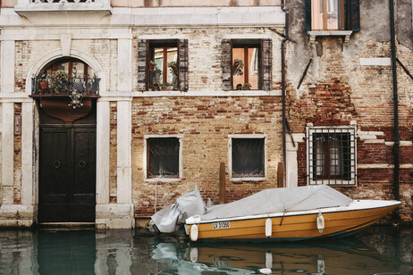 Gli episodi di acqua alta a Venezia stanno diventando sempre più numerosi e sempre più gravi (fonte: freepik)