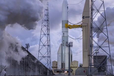 Un momento del test a fuoco del nuovo lanciatore europeo Ariane 6 (fonte: ESA)
