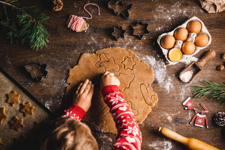 Un bambino prepara i biscotti di Natale foto iStock.