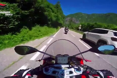 Sfrecciano ad oltre 200 km/h in Val di Cembra, denunciati 4 motociclisti