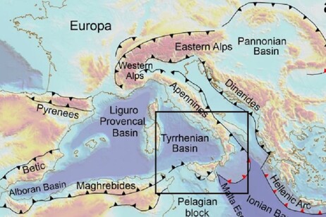 Mappa del Mediterraneo con le principali catene montuose, i bacini e le zone di subduzione. Nel rettangolo l'area al centro dello studio (fonte: Scarfi L., Sci Rep 13, 2093, 2023)