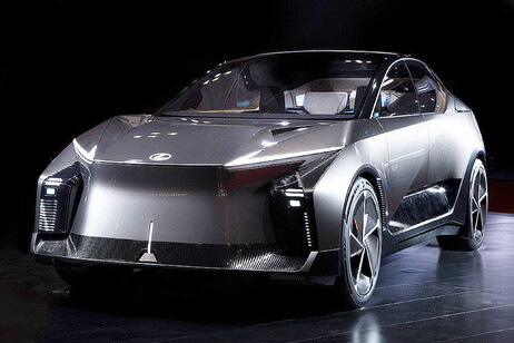 Lexus anticipa il futuro prossimo con concept LF-ZC e LF-ZL