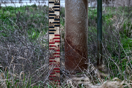 L'asta metrica sul ponte della Becca che dovrebbe misurare la profondità dell'acqua