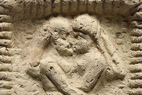 Particolare del bassorilievo babilonese del 1800 a.C. che documbenta il più antico bacio (fonte: © The Trustees of the British Museum)