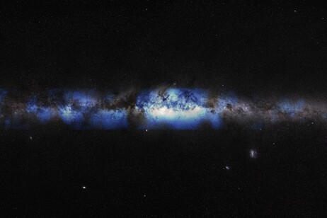 Rappresentazione artistica del bagliore dei neutrini cosmici nella Via Lattea (fonte: IceCube Collaboration/U.S. National Science Foundation - Lily Le &amp; Shawn Johnson/ESO (S. Brunier)