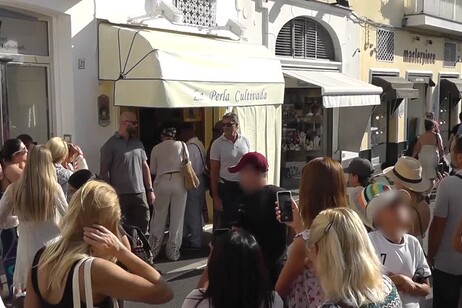 Jennifer Lopez a Capri, bagno di folla e shopping nei negozi