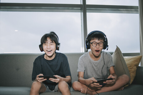 Udito a rischio per 3 miliardi di videogamers nel mondo. Fonte Edwin Tan da iStock