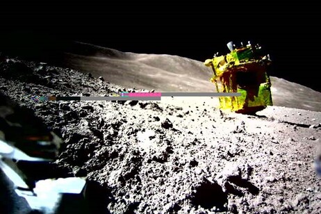 Il lander posato su un fianco fotografato da Lev-2 (fonte: Jaxa)