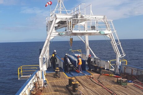 Le operazioni di posa del cavo sottomarino Smart (fonte: Ingv)