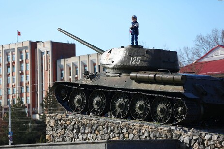 Un bambino sopra un tank sovietico a Tiraspol, capitale della Transnistria