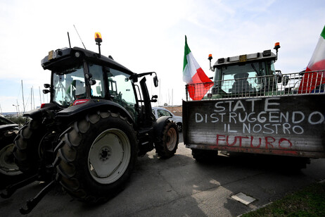 Una protesta di trattori