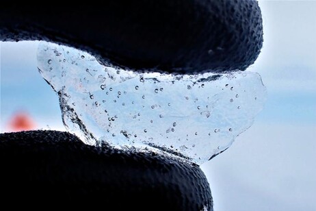 Microbolle d’aria intrappolate nel ghiaccio (fonte: University of Cambridge/British Antarctic Survey)