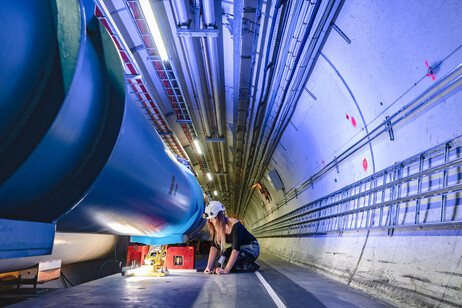 Cristina Bahamonde, ricercatrice del Cern, al lavoro sul Large Hadron Collider (fonte: ©Noemi Caraban/CERN)