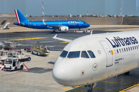 Aerei di Ita e Lufthansa all'aeroporto 'Leonardo Da Vinci' a Fiumicino