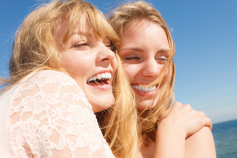 Due donne sorridenti foto iStock.