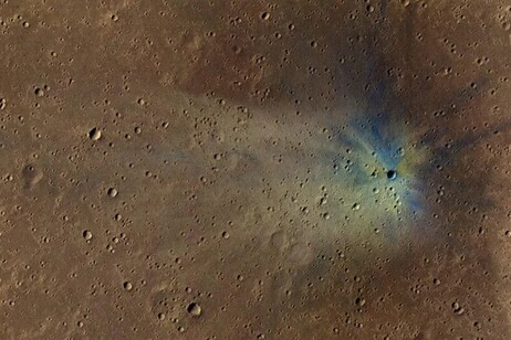 Il Cratere Corinto su Marte (fonte: NASA/JPL-Caltech/Univ. of Arizona)