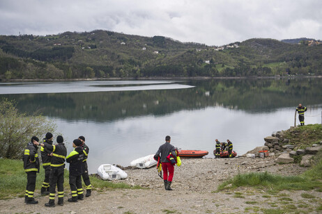 I soccorritori alla centrale elettrica del lago di Suviana