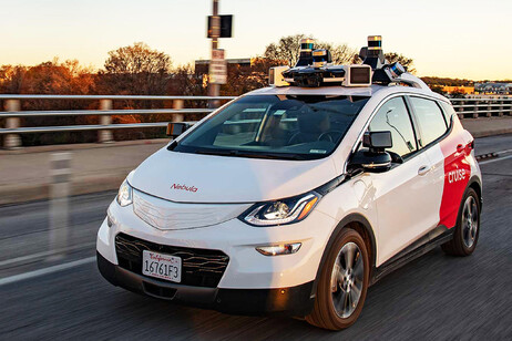 Usa: le auto autonome sono sicure, ma con guidatore a bordo