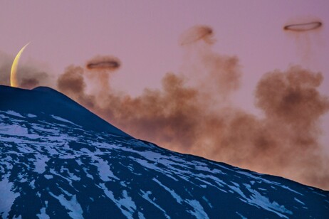 Anelli di gas sull'Etna, accanto alla falce di Luna (fonte: Marcella Giulia Pace)