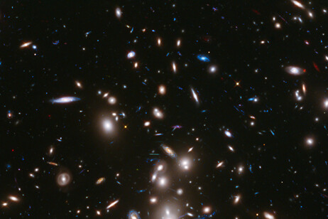Immagine delle prime stelle ripresa dal telescopio spaziale James Webb (fonte: NASA, ESA, and J. Lotz, M. Mountain, A. Koekemoer, and the HFF Team (STScI) via Flickr)