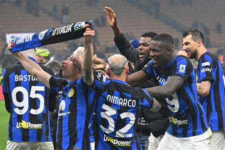 L'Inter vince il derby, è scudetto e seconda stella