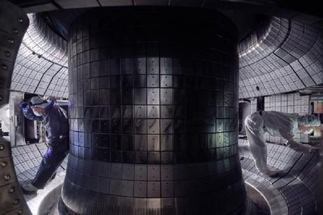 Tecnici al lavoro sulle pareti interne del reattore a fusione sperimentale KStar (fonte: Korea Institute of Fusion Energy-KFE)