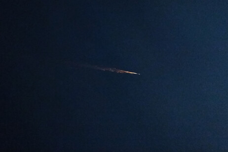 Il bolide nel cielo della California causato dal rientro del modulo cinese Shenzhou 15 (fonte: Jennifer M./American Meteor Society)