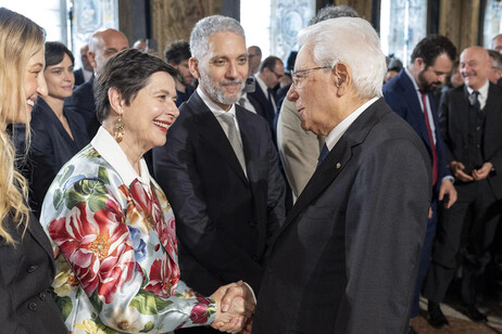 Il presidente Sergio Mattarella saluta Isabella Rossellini