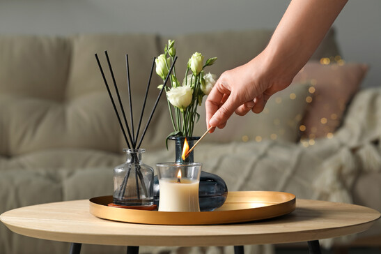 Un divano,candele e incensi sul tavolo, per scaldare l'atmosfera in salotto foto iStock.