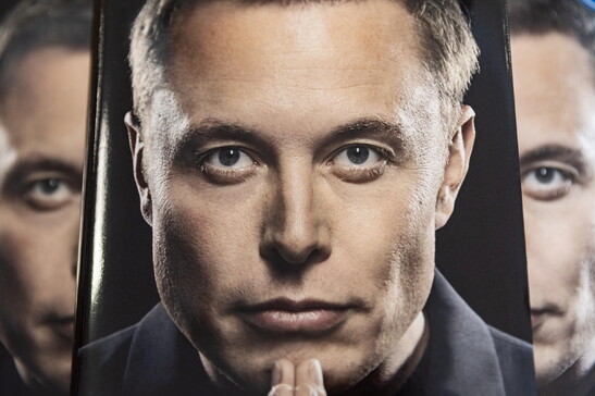 La copertina del libro di Walter Isaacson su Elon Musk