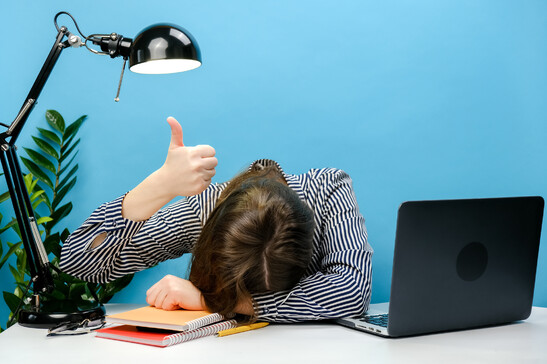 Una persona piena di stanchezza al lavoro di ufficio foto iStock.